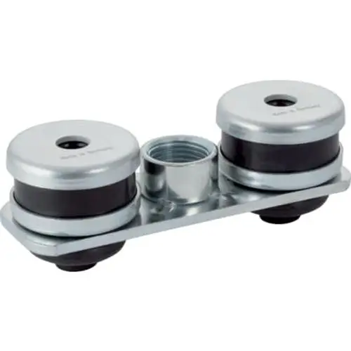 Set bestehend aus einer rechteckigen Grundplatte mit zwei Löchern und einer Gewindemuffe, gefertigt von Geberit. Die Plattenhalterung ist aus Metall mit Gummiummantelungen.