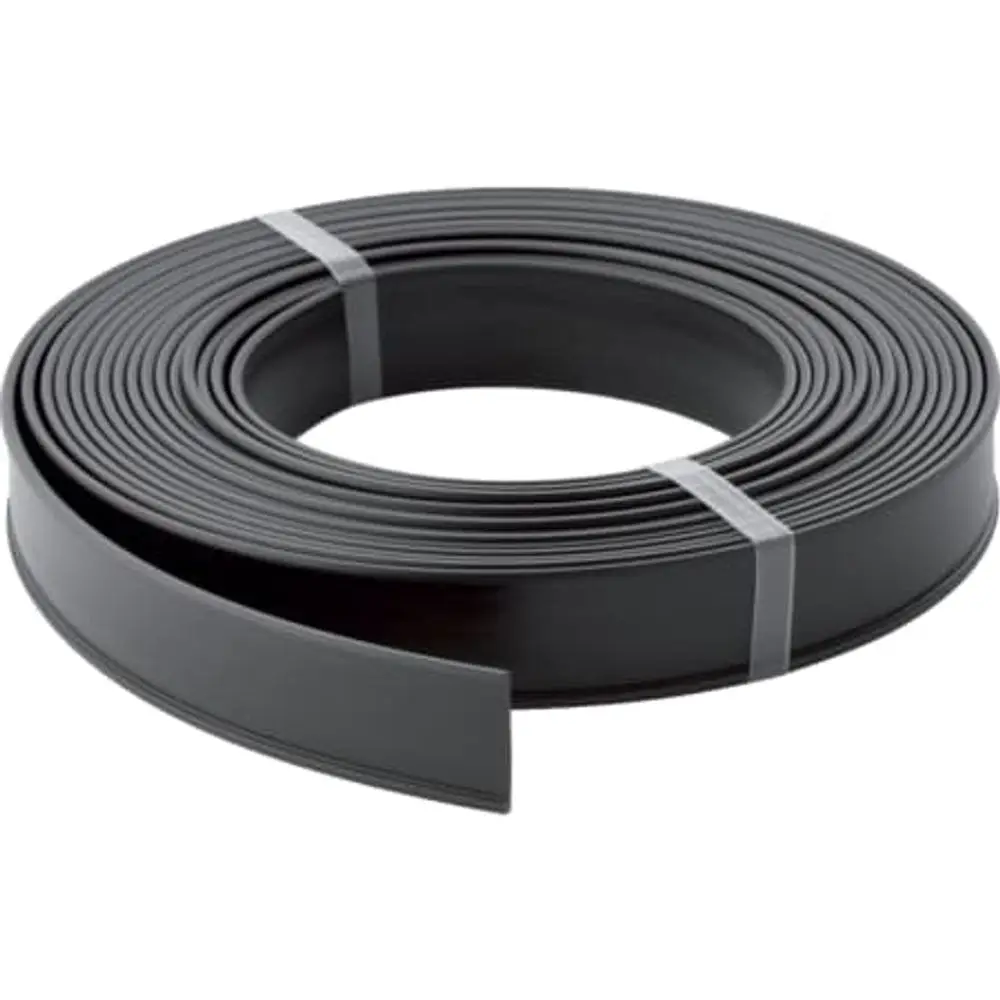 Schwarzes Einlegeband auf Rolle, geeignet für Rohrschellen. Produkt von Geberit in einer klaren, ordentlich gewundenen Form.