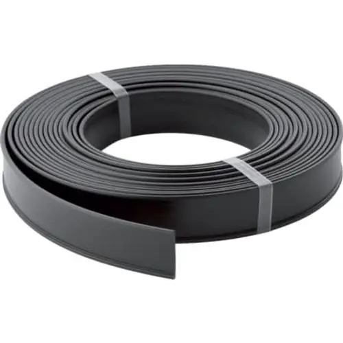 Schwarzes Einlegeband auf Rolle, geeignet für Rohrschellen. Produkt von Geberit in einer klaren, ordentlich gewundenen Form.
