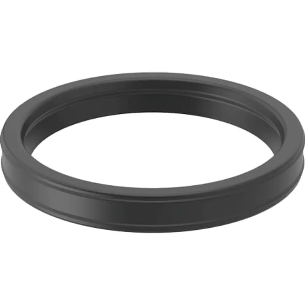 Schwarze PE Manschette von Geberit, ringförmig, mit glatter Oberfläche, geeignet für Verbindungsanwendungen in Rohrsystemen.