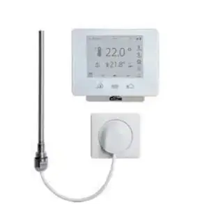 Kermi-Heizkörper mit digitalem Thermostat, ausgestattet mit einem Temperatursensor und verschraubtem Anschluss, montiert an einer weißen Wand.