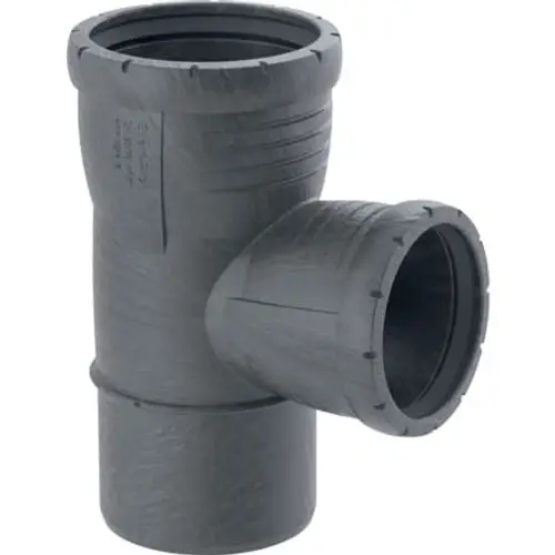 Geberit Kunststoff-Abzweigstück mit zwei Anschlüssen, einem Hauptrohr und einem seitlichen Abgang, für Abwasseranwendungen in sanitärtechnischen Installationen.