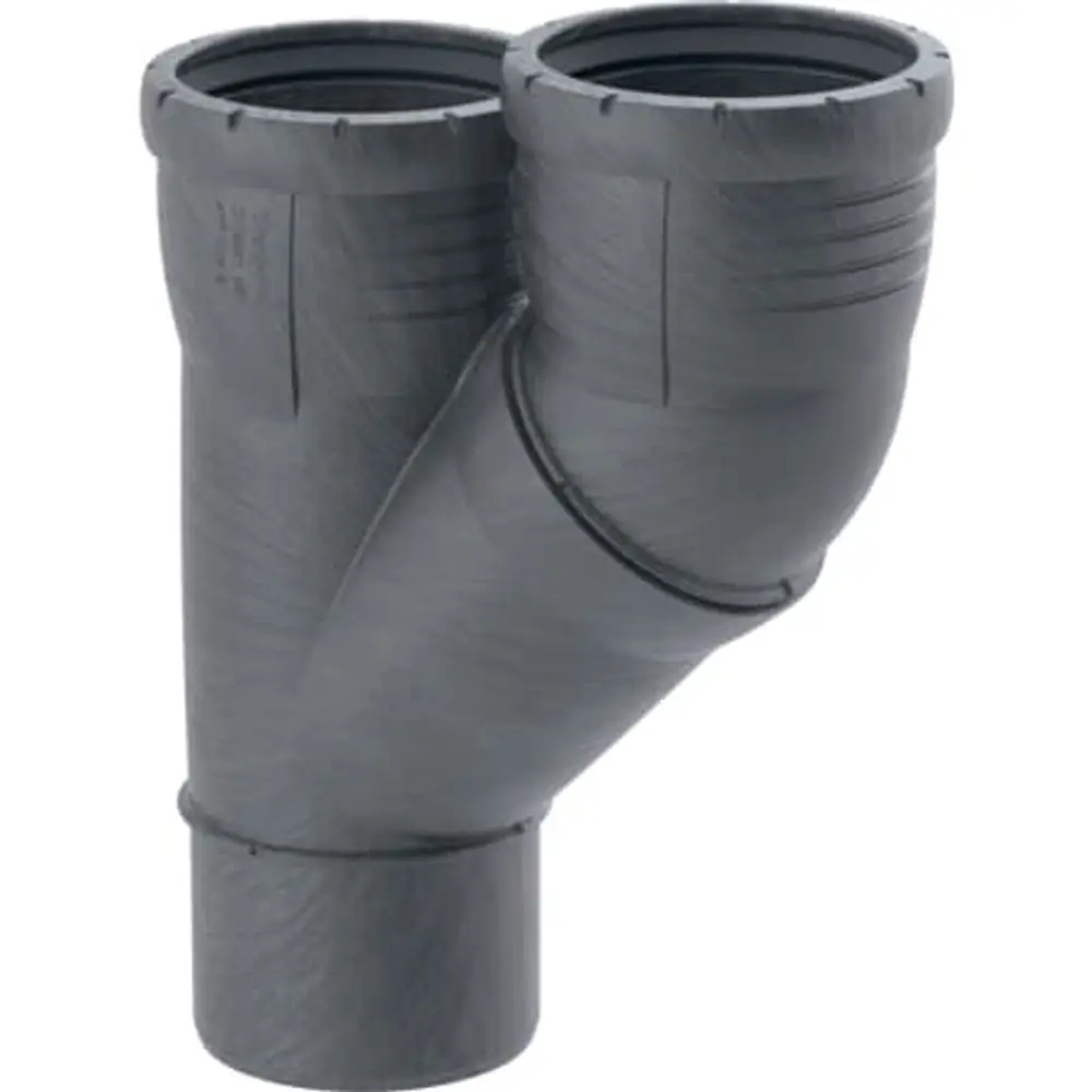 Geberit Verbindungselement aus schwarzem Kunststoff mit zwei abgehenden Röhren in einem 45-Grad-Winkel, geeignet für Abwasser- oder Ablaufinstallationen.