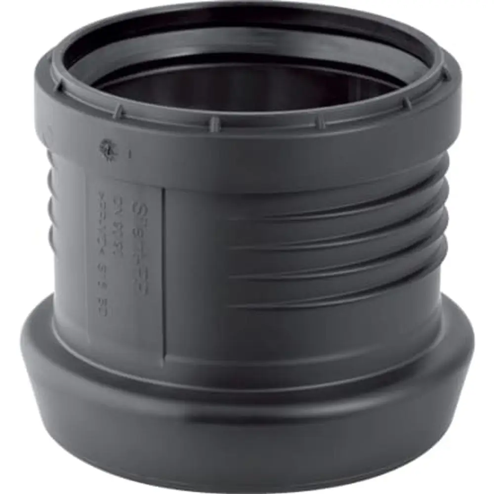 Schwarze Übergangsmuffe aus Kunststoff, geeignet für Rohrverbindungen, teilweise markiert mit Geberit. Geeignet für den Einsatz in Abwassersystemen.