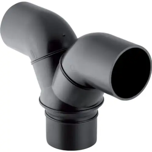 Schwarzes PVC-Rohr mit zwei 90-Grad-Bögen und einem vertikalen Anschluss, typisches Teil für ein Gebäudewassersystem.