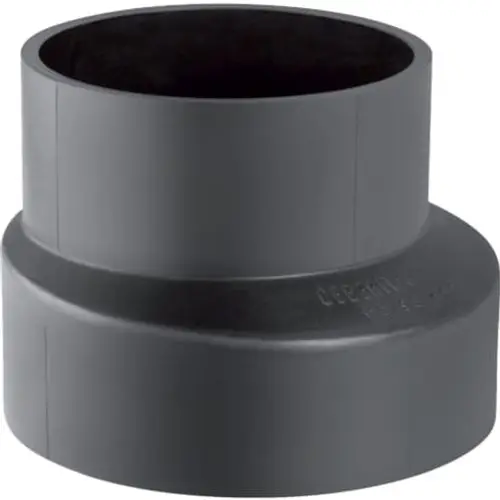 Geberit PE-Reduktion mit exzentrischem Design, die eine Verbindung zwischen zwei Rohren unterschiedlicher Durchmesser ermöglicht. Kurze Bauform, robustes Material.