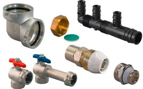 Verschiedene Rohrverbindungen und Armaturen aus Metall und Kunststoff, darunter Wasserhähne, zahlreiche Adapter und Fittings für ein flexibles Rohrsystem.