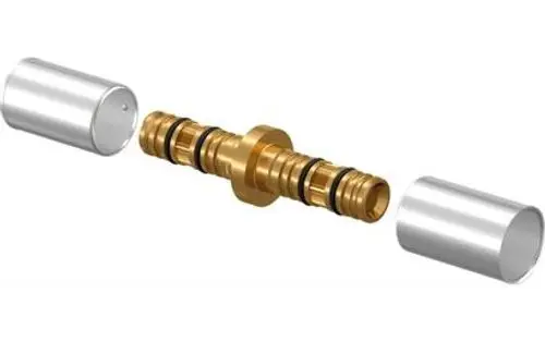 Drei Komponenten eines Fittings für Radiant Heating/Cooling, darunter ein goldenes Verbindungselement mit O-Ringen und zwei silberne Rohrverbindungen.