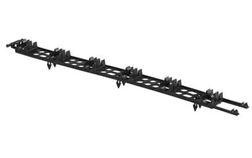 Eine lange, schwarze Montageschiene mit mehreren Clips und vorgestanzten Löchern, geeignet für Heiz- und Kühlsysteme.