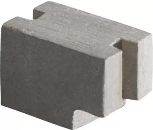 Ein grauer, rechteckiger Block mit Nuten, der möglicherweise Teil eines Heiz- oder Kühlsystems ist.