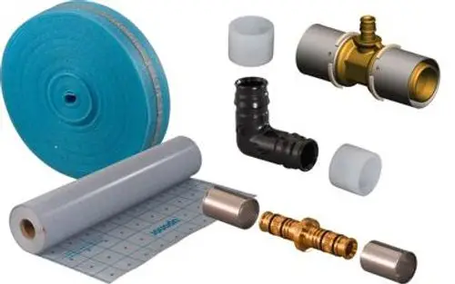 Verschiedene Komponenten einer Fussbodenheizung und -kühlung, darunter Rohre, fittings und Isoliermaterial.