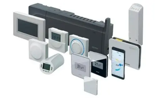 Verschiedene Steuergeräte und Sensoren für Flächenheizung und -kühlung, darunter digitale Thermostate, Display-Module und mobile Steuergeräte in unterschiedlichen Designs.