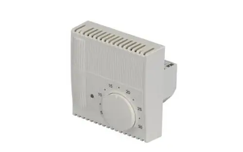 Ein digitaler Raumthermostat mit Drehknopf zur Temperaturregelung, in einem weißen Gehäuse mit Lüftungsschlitzen, montiert auf einer Wand.