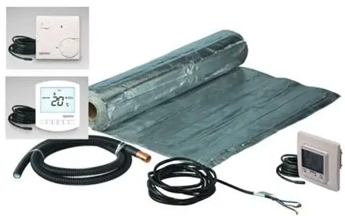 Heizmatten-Set mit Thermostaten, Rohren und Steuerungselementen für ein komfortables Fußbodenheizsystem.