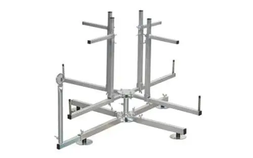 Aluminium Werkzeugständer mit mehreren Armen zur Unterstützung von Rohren oder Geräten, geeignet für Arbeiten mit Uponor Produkten.