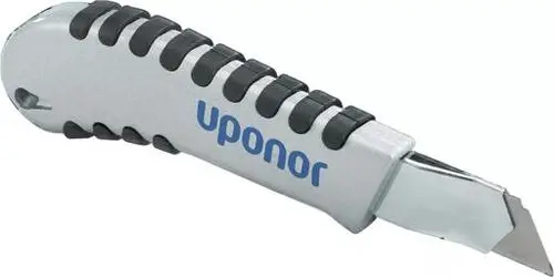 Ein silberner, ergonomisch gestalteter Cutter mit gummierten Griffflächen und einer ausgeklappten Klinge, beschriftet mit dem Logo „Uponor“.