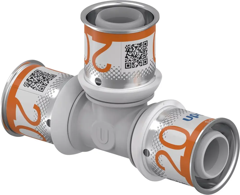 S-Press T-Stück von Uponor mit drei Anschlussöffnungen, in hellgrauer Farbe, zur Verbindung von Rohren. QR-Code und orangefarbene Markierungen sind sichtbar.