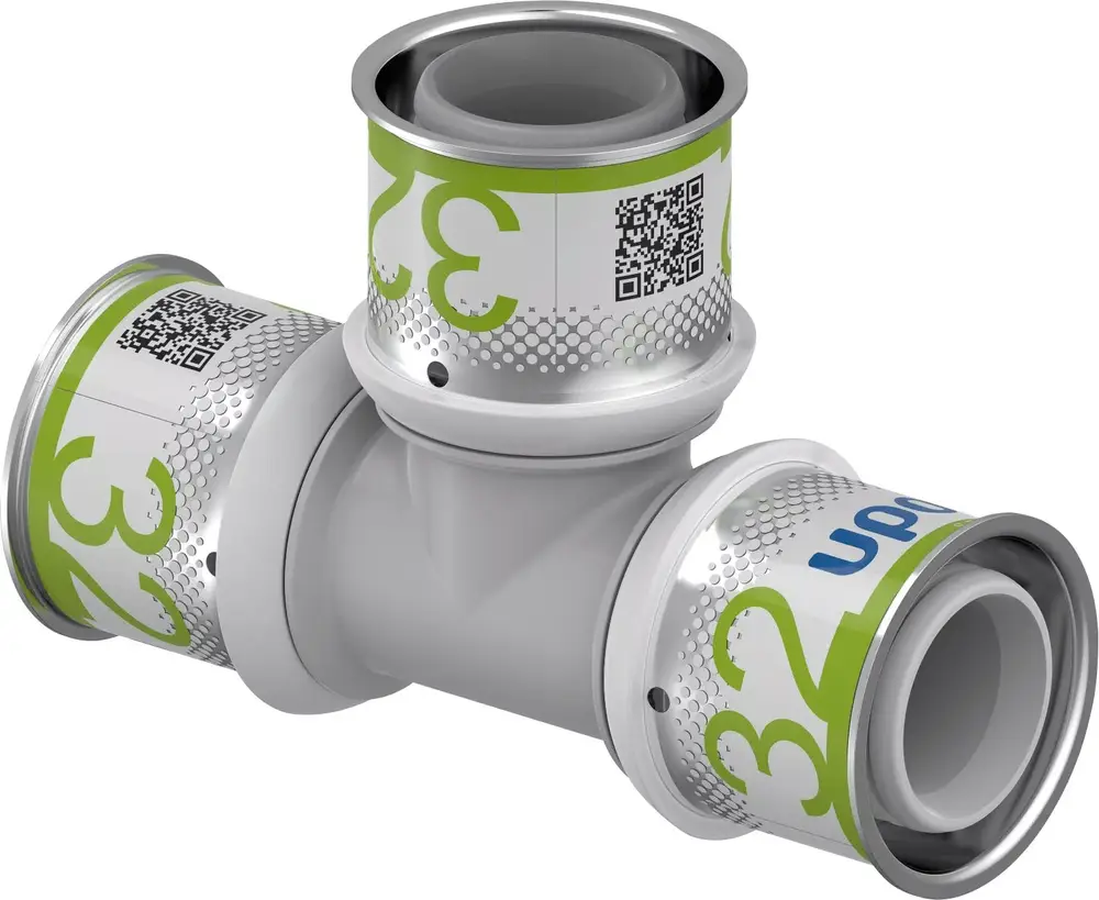 T-Stück aus Kunststoff mit drei Anschlüssen, beschriftet mit grünen Zahlen und einem QR-Code. Das Produkt stammt von der Marke Uponor.