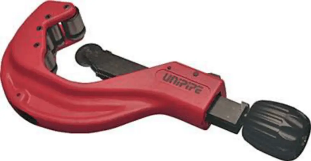 Rotes Rohrschneidwerkzeug von Uponor mit mehreren Schneidrollen und einer einstellbaren Spannvorrichtung für präzises Schneiden von Rohren.