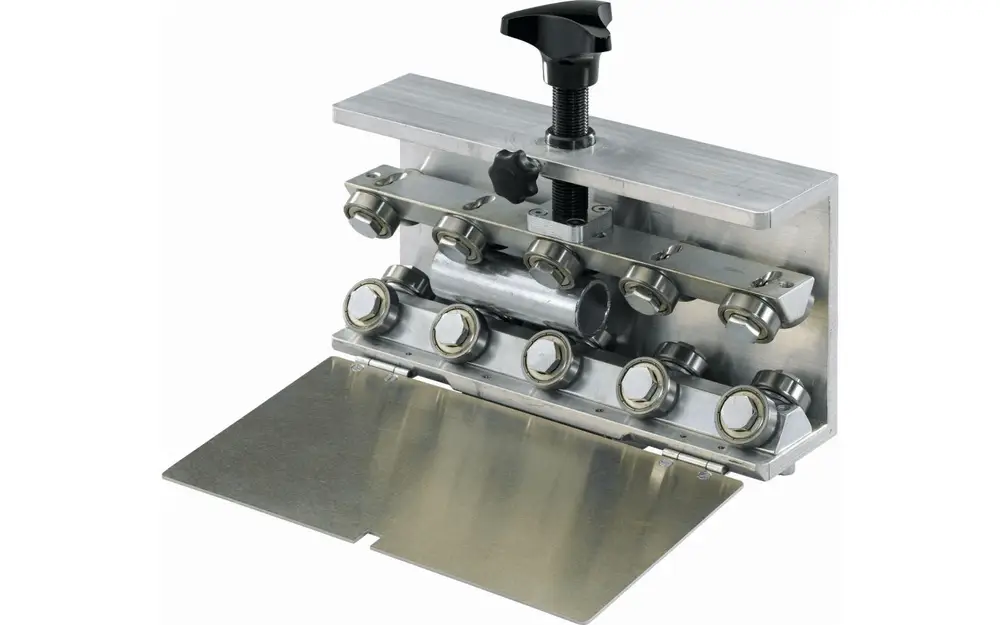 Rohrrichter von Uponor zur Bearbeitung von Rohrverbindungen. Das Gerät zeigt eine strukturierte Metalloberfläche mit einem einstellbaren Druckmechanismus.