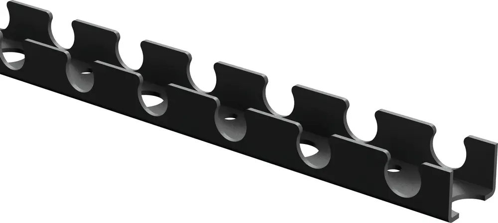 Schwarze Industrieschiene mit durchgehenden Öffnungen zur Befestigung. Geeignet für Anwendungen der Marke Uponor in industriellen Umgebungen.
