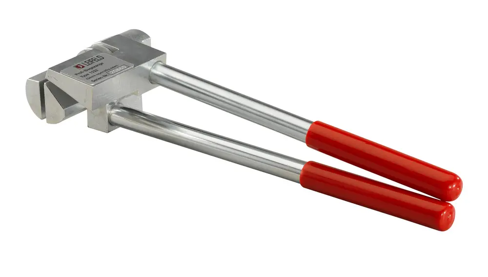 Biegewerkzeug mit zwei langen Hebeln und roten Griffen, gefertigt von Uponor, zum Biegen von metallischen Schienen in der Installationstechnik.