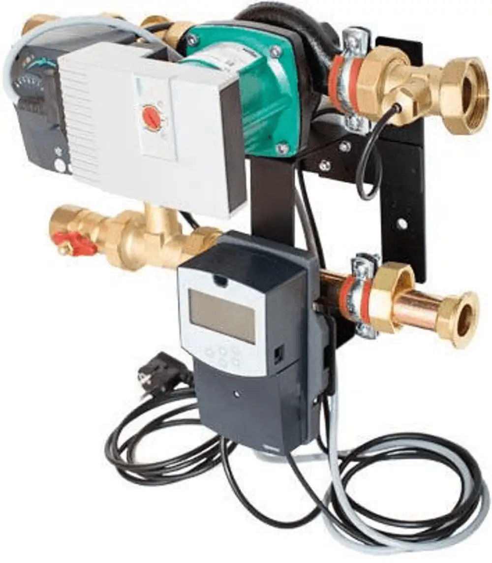 Pumpengruppe mit elektrischer Pumpe, Ventilen und Steuerungseinheit, montiert auf einer Halterung, für Heizungsanwendungen, hergestellt von Uponor.