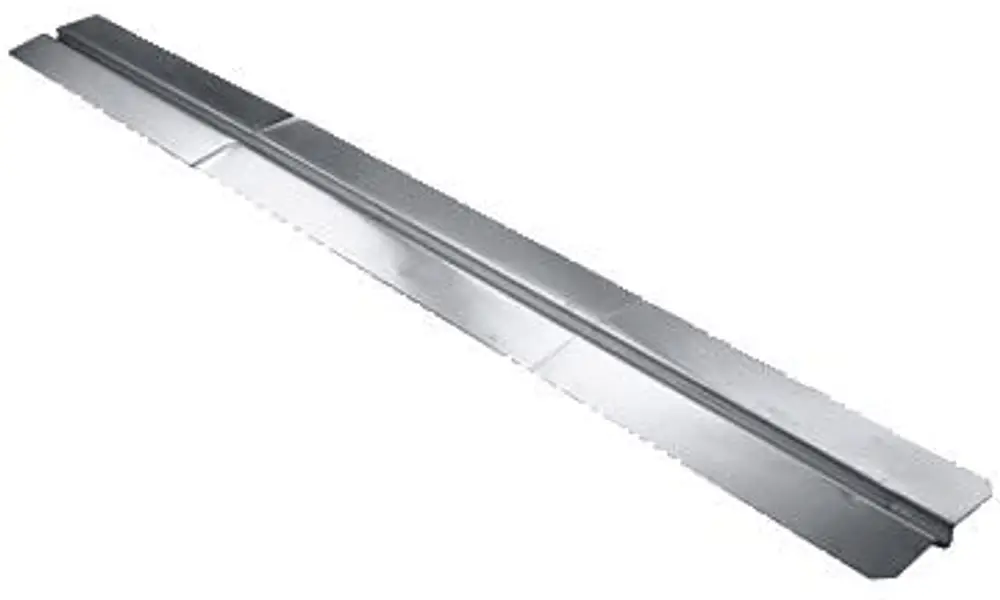 Aluminium-Wärmeleitlamelle von Uponor, flach und länglich, mit zwei seitlichen Einkerbungen zur Befestigung an Wärmeverteilern oder Heizsystemen.