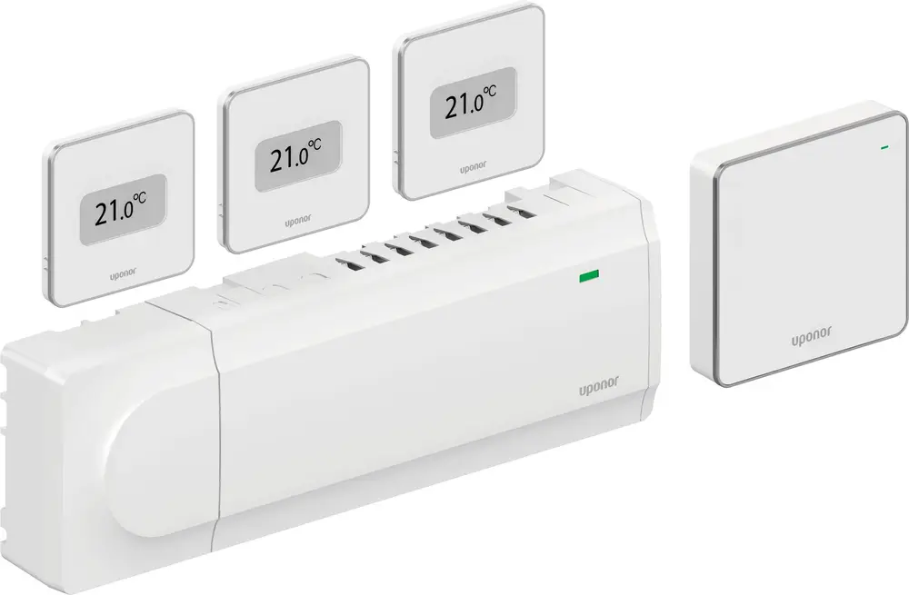 Weiße Uponor Steuergeräte mit digitalen Anzeigen zur Temperaturregelung, zusammen mit einer zentralen Einheit, die die Verbindung zwischen den Geräten herstellt.