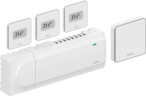 Weiße Uponor Steuergeräte mit digitalen Anzeigen zur Temperaturregelung, zusammen mit einer zentralen Einheit, die die Verbindung zwischen den Geräten herstellt.