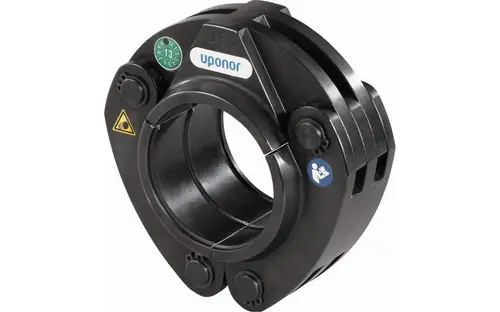 Pressverbindungselement von Uponor, mit einem runden Innenraum und mehreren Befestigungselementen. Eignet sich zur Verbindung von Rohren in Heizungs- oder Wasserversorgungssystemen.