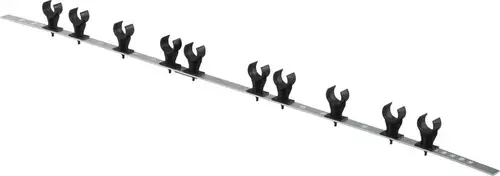 Schwenkbare, schwarze Doppelhalter mit mehreren Halterungen auf einer Metallbasis, hergestellt von Uponor, zur Befestigung in Sport- und Fitnessanwendungen.