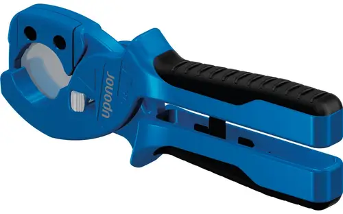 Blauer Rohrschneider von Uponor mit ergonomischem Griff, geeignet zum Schneiden von Kunststoffrohren. Optik zeigt Schneidmechanismus und Handhabungselemente.
