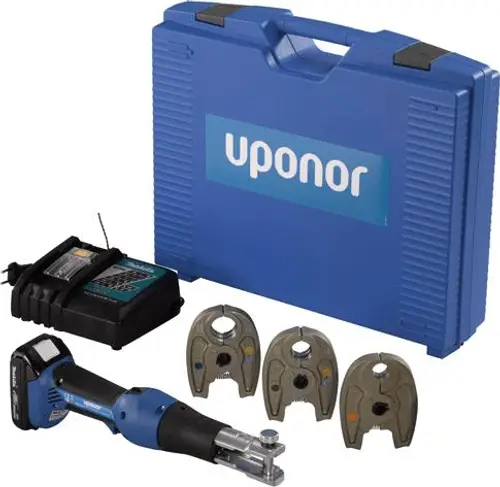 Akkumaschine von Uponor mit Ladegerät und drei Backen, verpackt in einem blauen Koffer. Verwendung in der Heizungs- und Sanitärinstallation.