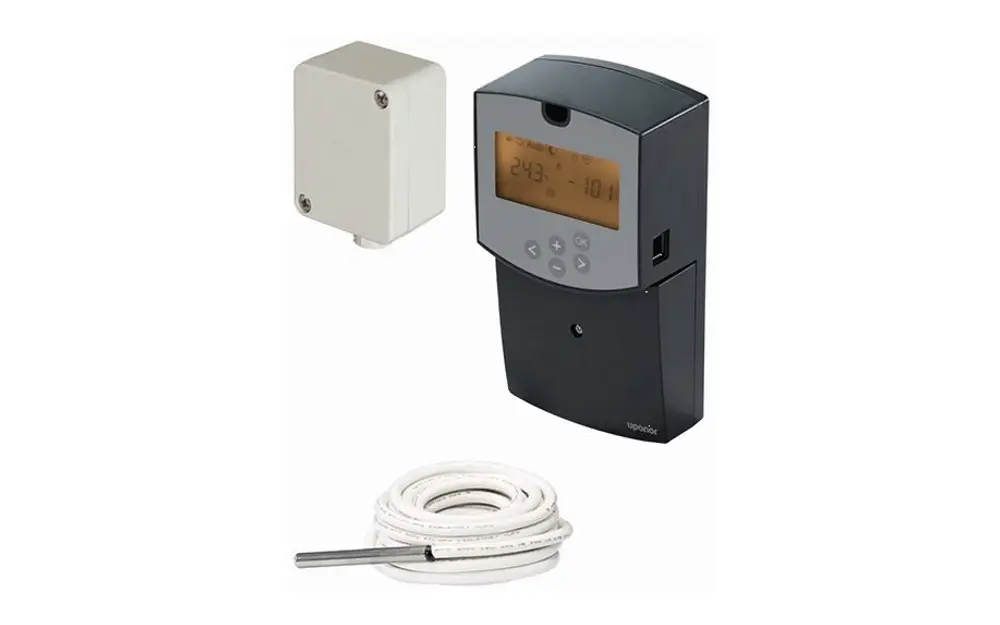 Regler von Uponor mit digitalem Display, kombiniert mit einem Sensor in einem Gehäuse und einem Kabel, das zur Temperaturmessung dient.