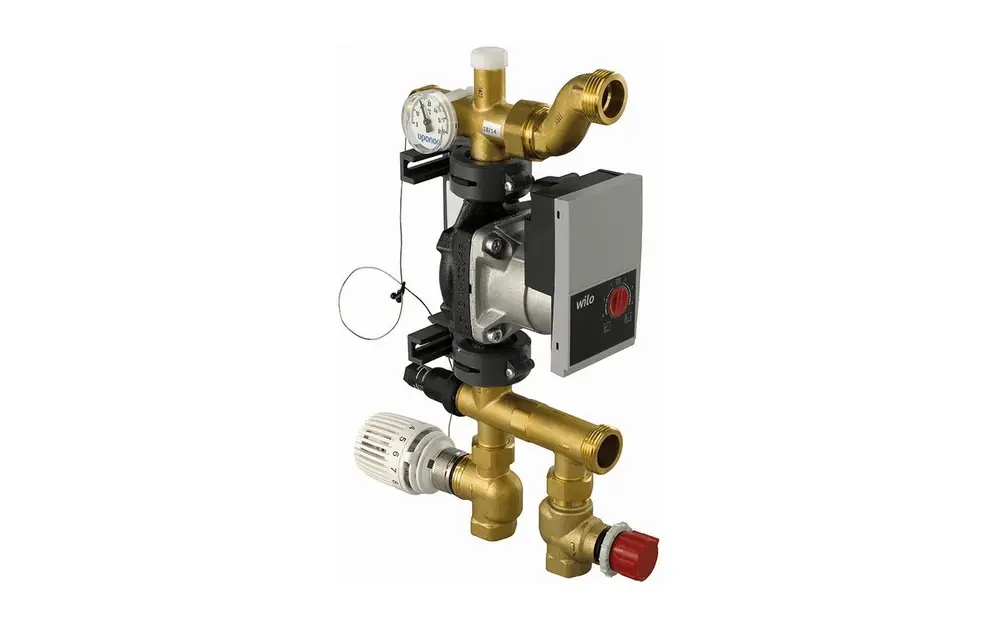 Pumpengruppe von Uponor, bestehend aus Pumpe, Druckanzeige und verschiedenen Ventilen, zur Steuerung und Regelung von Heizungs- oder Wasserversorgungssystemen.