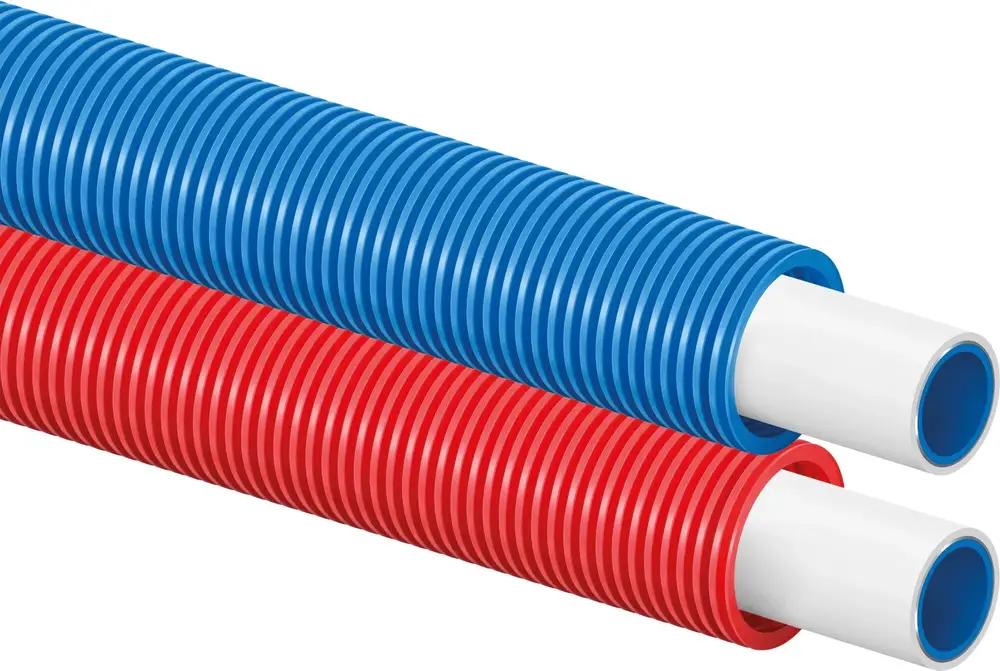 Zwei flexible Rohre in rot und blau, die ein weißes Innensystem umschließen, typischerweise verwendet für die Installation von Wasserleitungen. Produkt von Uponor.