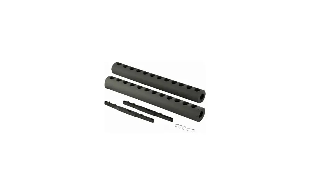 Zwei schwarze Dämmrohre mit Löchern, kombiniert mit zwei Halterungen und Befestigungselementen. Produkt von Uponor zur Installation von Heizungs- oder Rohrsystemen.