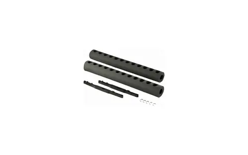 Zwei schwarze Dämmrohre mit Löchern, kombiniert mit zwei Halterungen und Befestigungselementen. Produkt von Uponor zur Installation von Heizungs- oder Rohrsystemen.