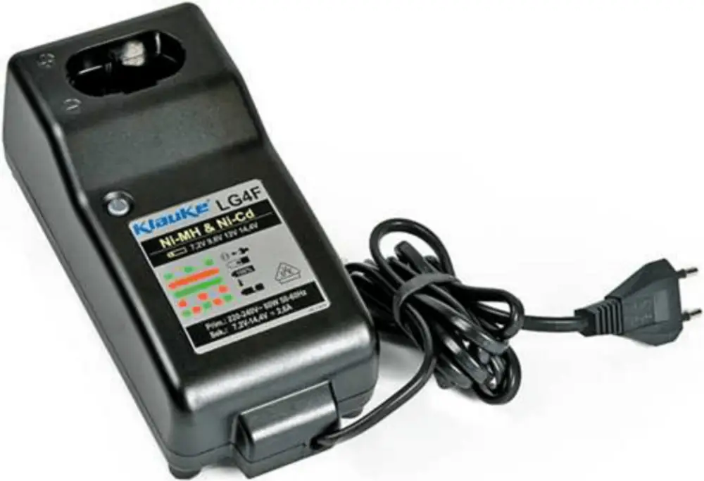 Schwarzes Ladegerät mit Kabel, geeignet für Ni-MH und Ni-Cd Batterien. Auf der Vorderseite befinden sich Statusanzeigen. Marke: Uponor.