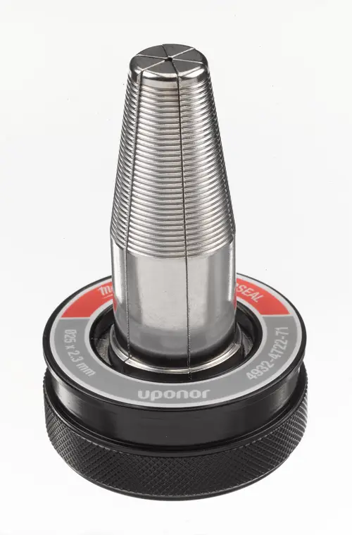 Metallic Aufweitkopf mit gewellter Oberfläche, montiert auf schwarzem Sockel. Auf Druck- und Dichtungsanwendungen spezialisierte Komponente, hergestellt von Uponor.