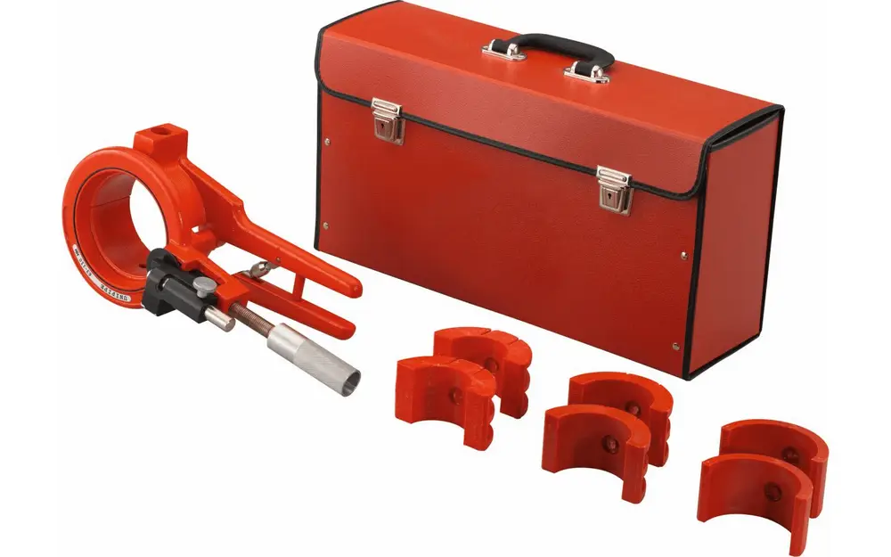 Rohrabschneider und Entgrater in Rot, einschließlich einer Tragetasche und mehreren Ersatzelementen. Produkt von Uponor, geeignet für Rohrbearbeitung.