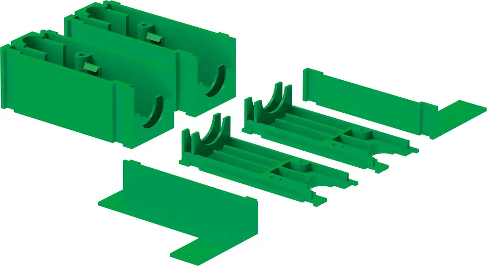 Grüne Kunststoffkomponenten von Uponor, die Bestandteil eines Verbindungssystems sind, positioniert auf einem neutralen Hintergrund.
