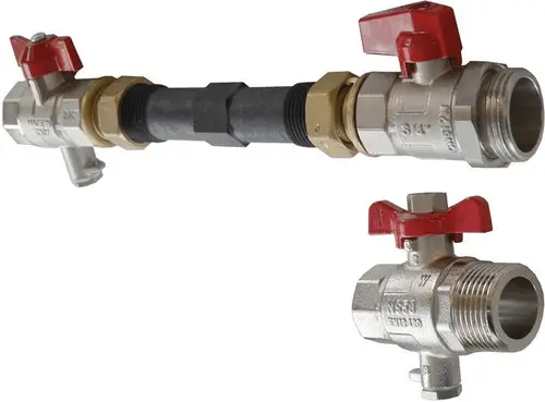 Vario WMZ-Anschluss von Uponor mit zwei Absperrventilen, einer geraden Verbindung und einem flexiblen Rohr zwischen den Ventilen zur Wasserversorgung.