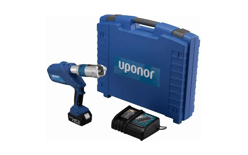Akkumaschine von Uponor im blauen Koffer, zusammen mit einem Ladegerät und einer Batterie. Das Gerät hat einen silbernen Aufsatz und ist für Rohrverbindungen konzipiert.