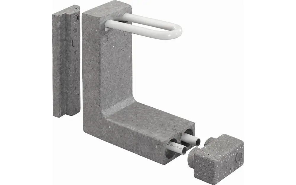 Anschlussblock aus grauem Material mit weißen Rohren, geeignet für die Installation von Heizsystemen, Marke Uponor. Element zur Verbindung von Rohren.
