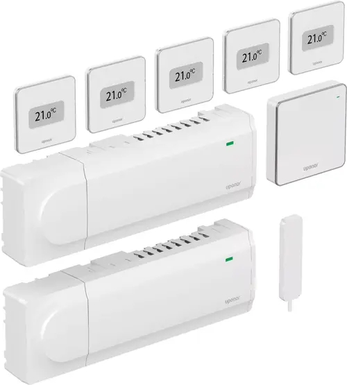 Uponor Heizsystem bestehend aus mehreren Thermostaten und Steuergeräten in weißer Ausführung, angeordnet um Heizkörpermodule. Temperaturanzeige auf den Geräten sichtbar.