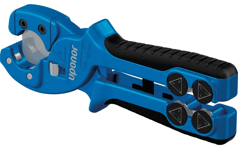 Rohrschneider in blauer Farbe mit schwarzem Griff. Auf der Seite ist die Marke "Uponor" sichtbar. Werkzeug zur Rohrbearbeitung mit Schneidmechanismus.