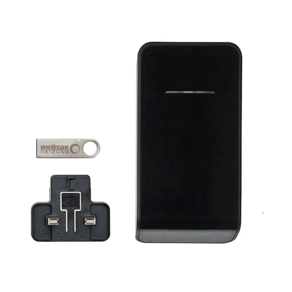 Schwarzes Gehäuse mit einer Buchse, einem Montagesockel und einem USB-Stick mit der Aufschrift "Brötje Heizung".