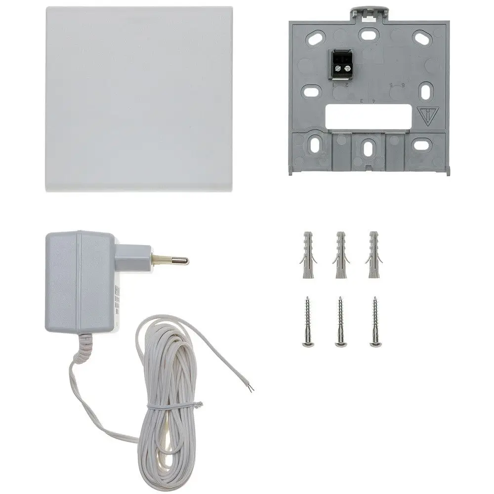 Braun-weißes Zubehörset für einen Funkrepeater, bestehend aus einer Abdeckplatte, Montageplatte, Netzteil, Anschlusskabel, Dübel und Schrauben, geeignet für Brötje Systeme.